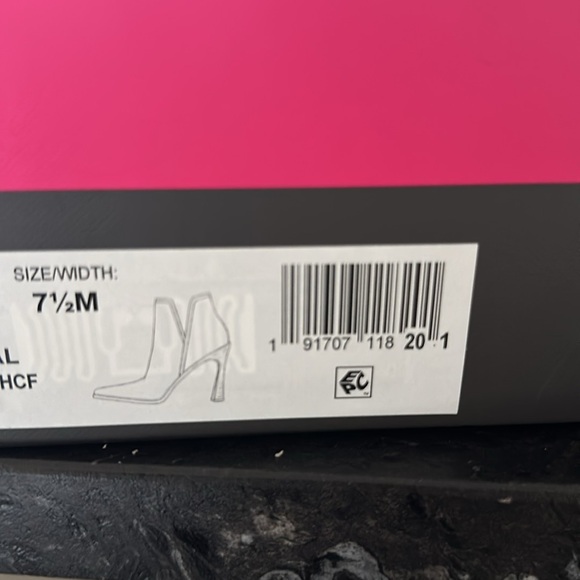 NIB Vince Camuto booties. 7.5 - Picture 5 of 5